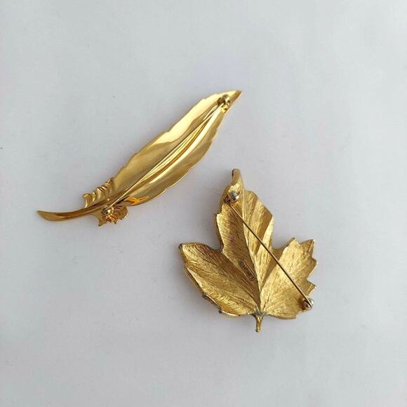 MONET Pin Lot of 2 Feather & Maple Leaf Brooch Textured Gold Tone Vintage Estate - Picture 6 of 10